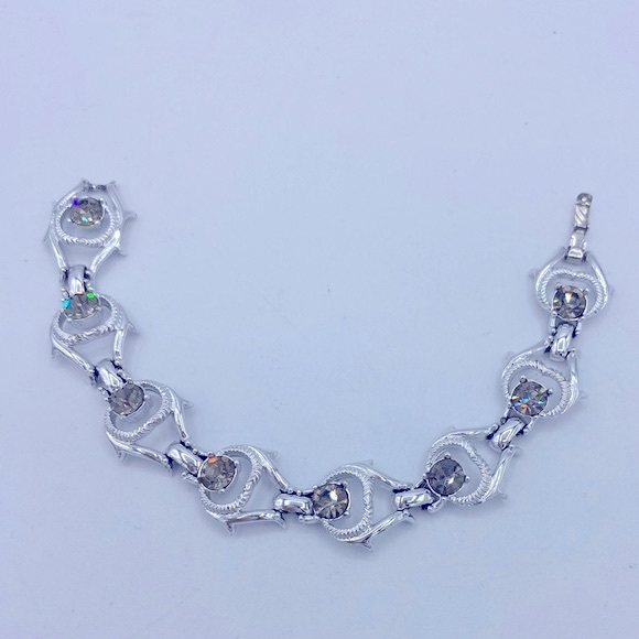 Sarah Coventry “Cool Surrender”Bracelet Silver-tone With Smokey Grey Rhinestones - Picture 3 of 13